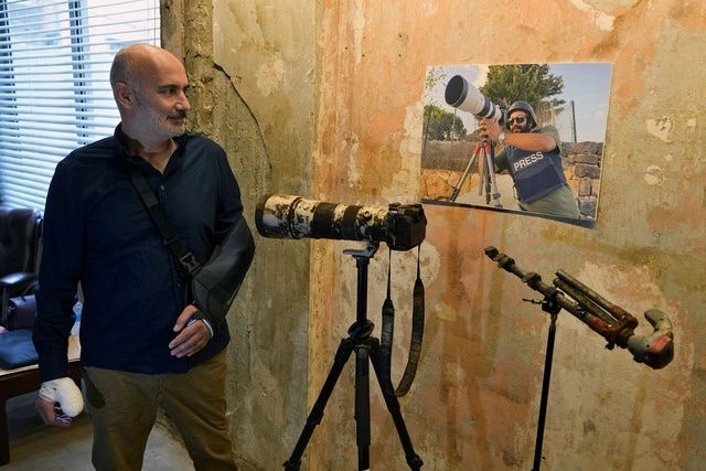 Elie Brakhya, camarógrafo de Al-Jazeera TV, lesionado durante el ataque en el sur de Líbano contra periodista el 13 de octubre pasado. Foto Ap