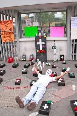 Hace dos años derechohabientes del Issste bloquearon Insurgentes Norte en protesta por el desabasto de antirretrovirales. Foto Luis Castillo