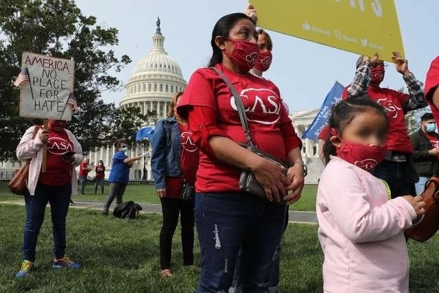 Inmigrantes protestan frente al Capitolio en contra de una nueva medida que amenaza la estancia legal de miles de residentes protegidos en EU, en imagen de antier. Foto Afp 