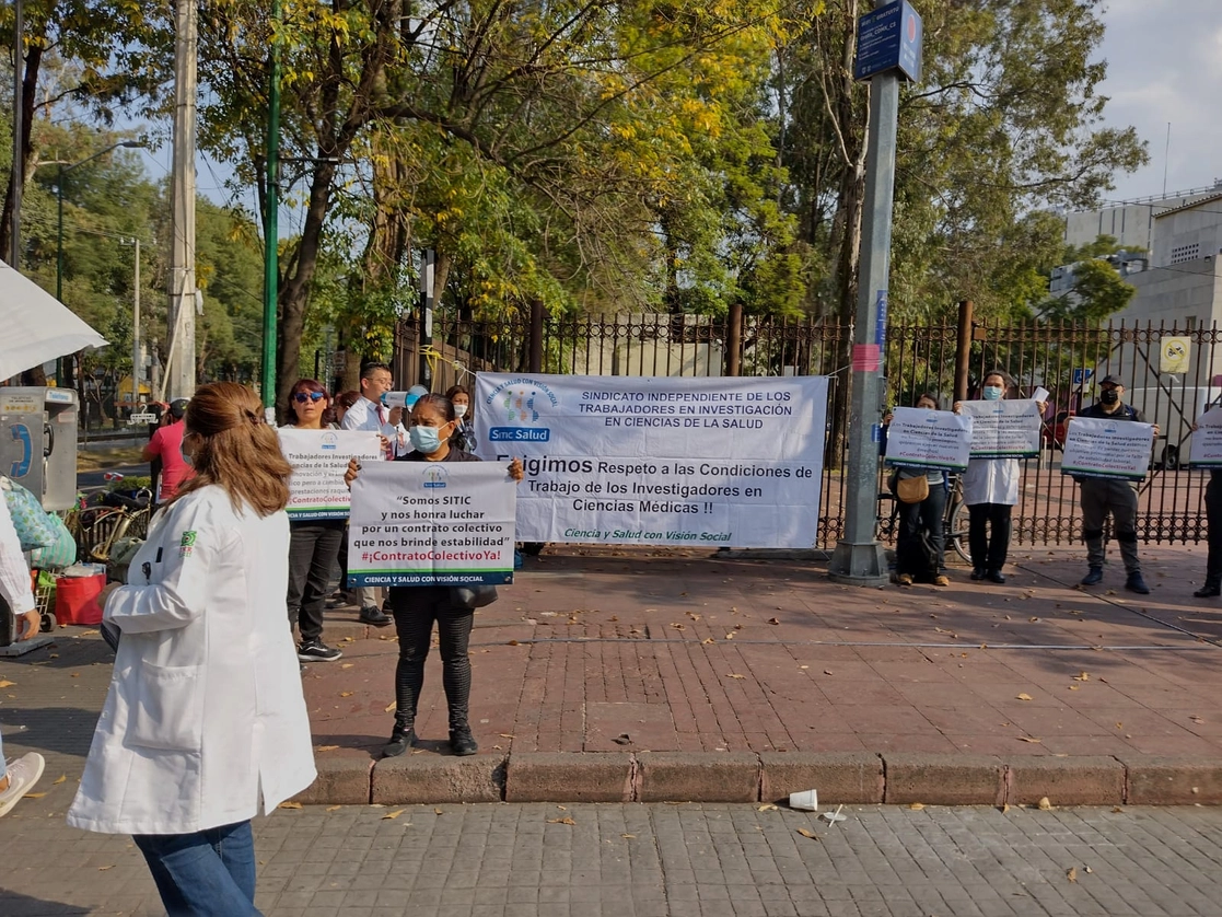 Integrantes del Sitic-Salud durante una manifestación en demanda del reconocimiento a un contracto colectivo de trabajo. Foto cortesía 