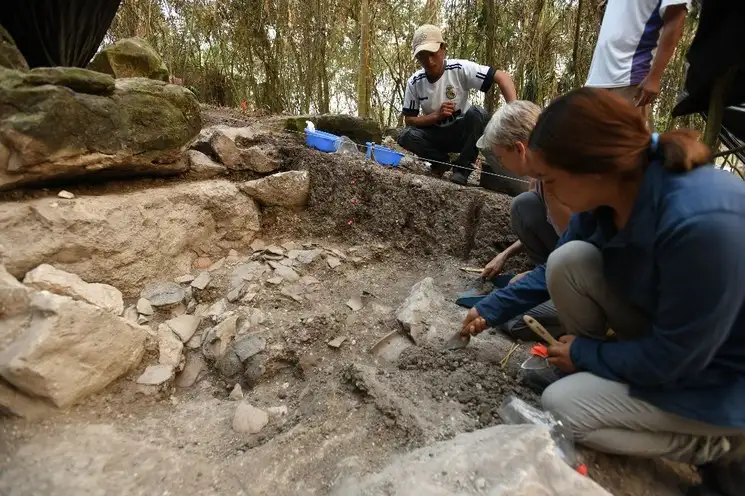 Melina García Hernández (derecha) y Daniela Triadan excavando un depósito de cerámica atrás de la estructura megalítica de Aguada Fénix (1). Foto Takeshi Inomata