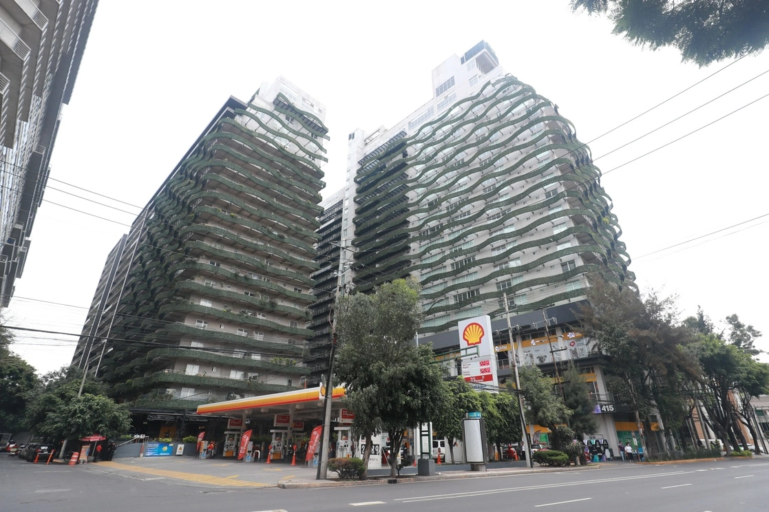Edificios y conjuntos residenciales en las avenidas Popocatépetl y Cuauhtémoc, en la alcaldía Benito Juárez, en la Ciudad de México. La construcción de estos inmuebles se incrementó de manera exponencial en esta demarcación en los últimos años. La Jefa de Gobierno, Claudia Sheinbaum, señaló a una red de corrupción inmobiliaria en la que presuntamente están involucrados ex funcionarios de la alcaldía. Foto Luis Castillo