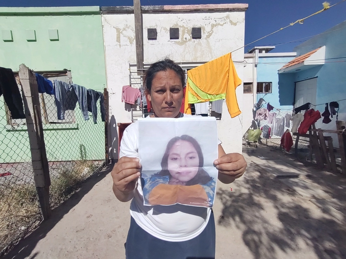 Reyna Josefina Ramírez Briseño sostiene una foto de su hija de 12 años, desaparecida desde octubre de 2021, Dulce Melissa Mendoza Ramírez. Foto Carlos García