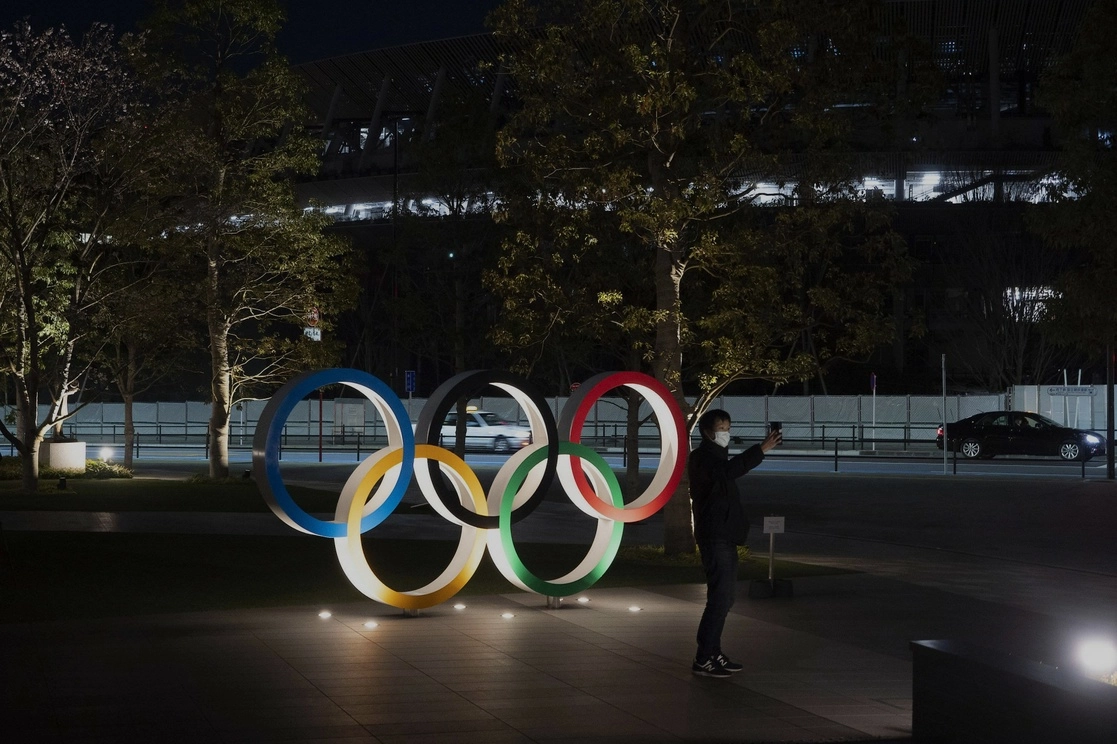 En imagen de archivo, anillos olímpicos frente al Nuevo Estadio Nacional de Tokio, Japón. Foto Ap