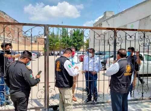 Elementos de la Fiscalía de Delitos Electorales de Chiapas clausuraron un inmueble en el que simpatizantes de Williams Oswaldo Ochoa Gallegos, candidato a la alcaldía de Tuxtla Gutiérrez por la coalición Va por Tuxtla (PAN, PRI y PRD) ofrecían dinero a ciudadanos a cambio de la copia de su credencial de elector, por lo que la dependencia inició una investigación. Foto La Jornada