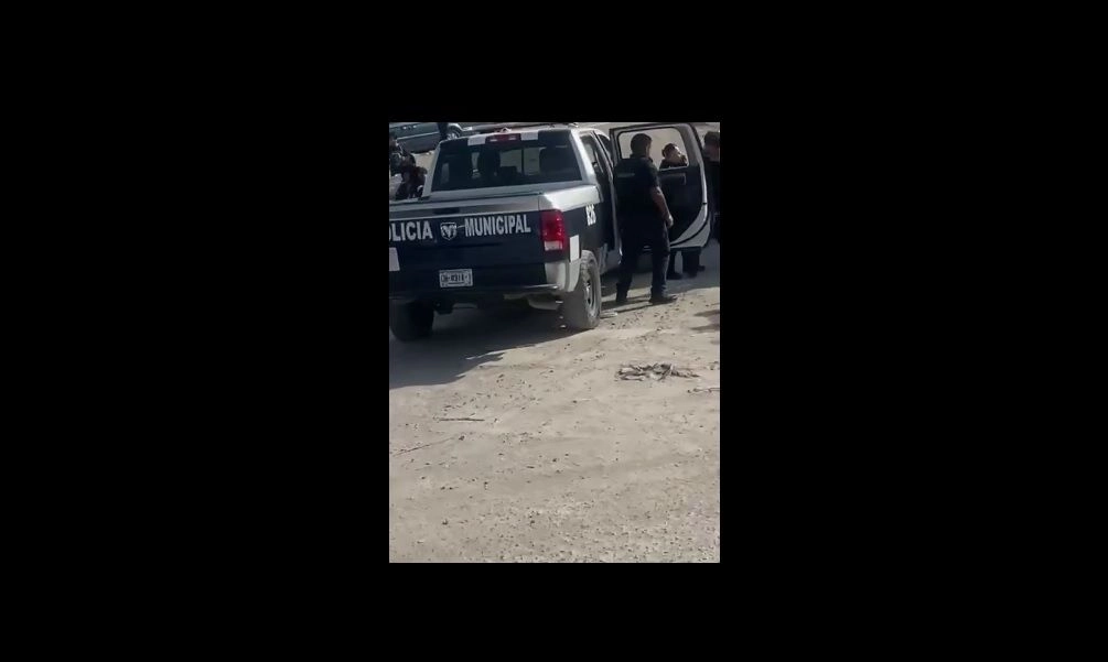 Captura de pantalla del video donde se ve a los agentes golpeando a un joven. Foto