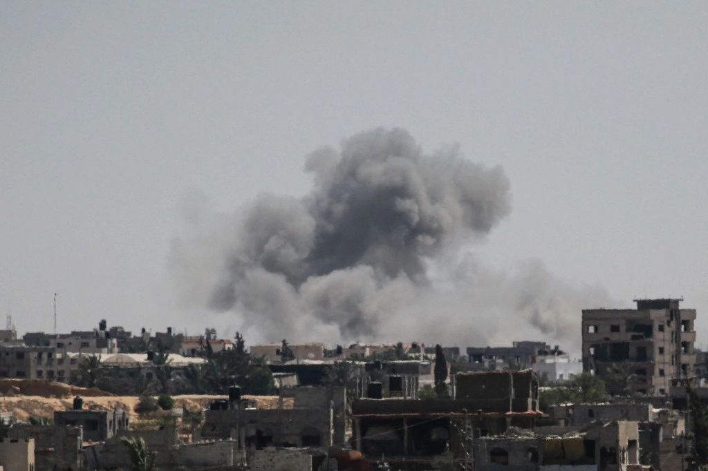 El humo se levanta luego de un bombardeo israelí en Jan Yunis, al sur de la franja de Gaza, el 5 de agosto de 2024. Foto Afp 
