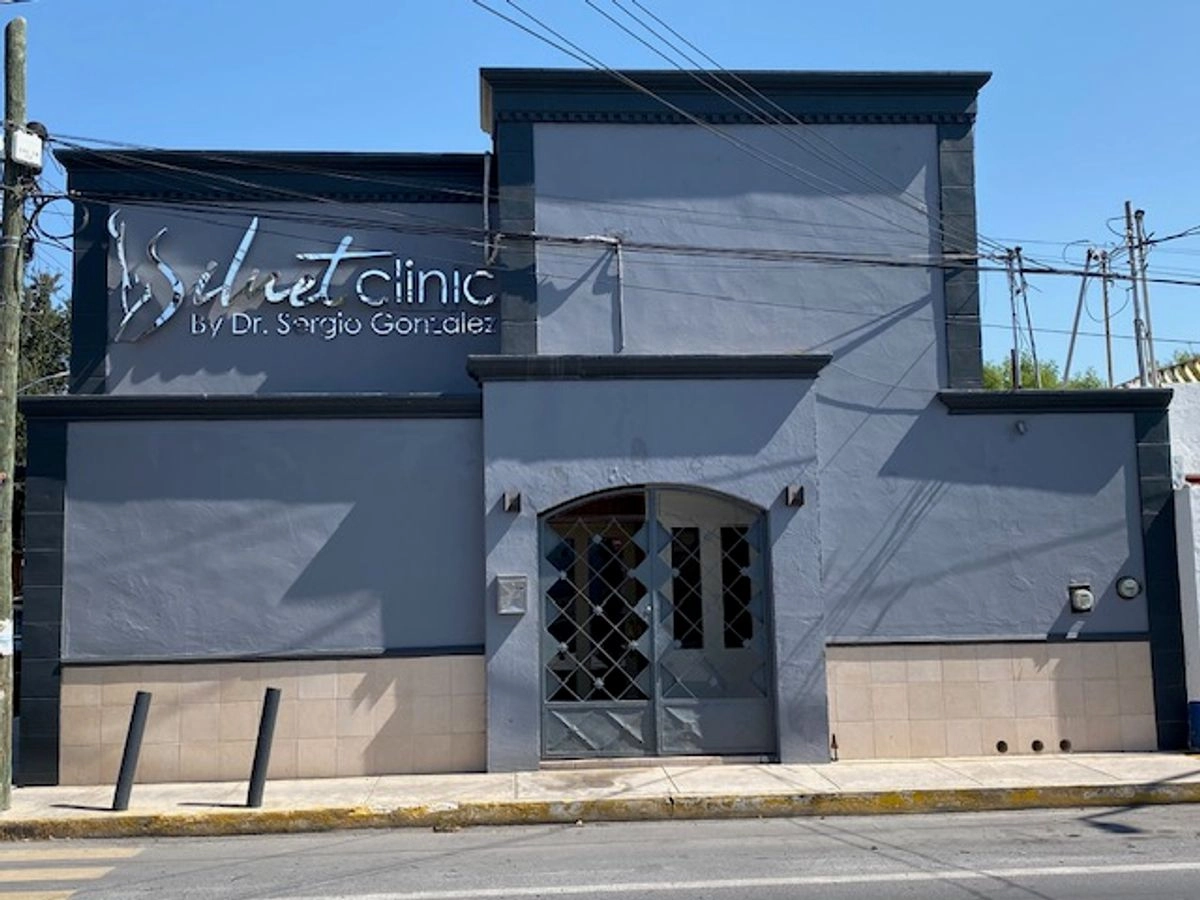 Autoridades informaron que Sergio Luis N no cuenta con certificación como cirujano plástico. Además, su actividad profesional y las condiciones sanitarias de sus consultorios son parte de las indagatorias en curso. Foto