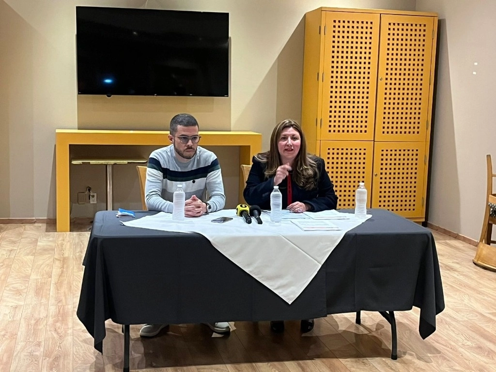 Rafael Medero, en conferencia de prensa, acusó a la servidora pública, quien tiene un cargo en la Jefatura de la Unidad de Investigación de la dependencia, de incurrir en tráfico de influencias para el inicio de tres carpetas de investigación “hechizas” contra él, el 25 de junio de 2024. Foto Alfredo Domínguez

