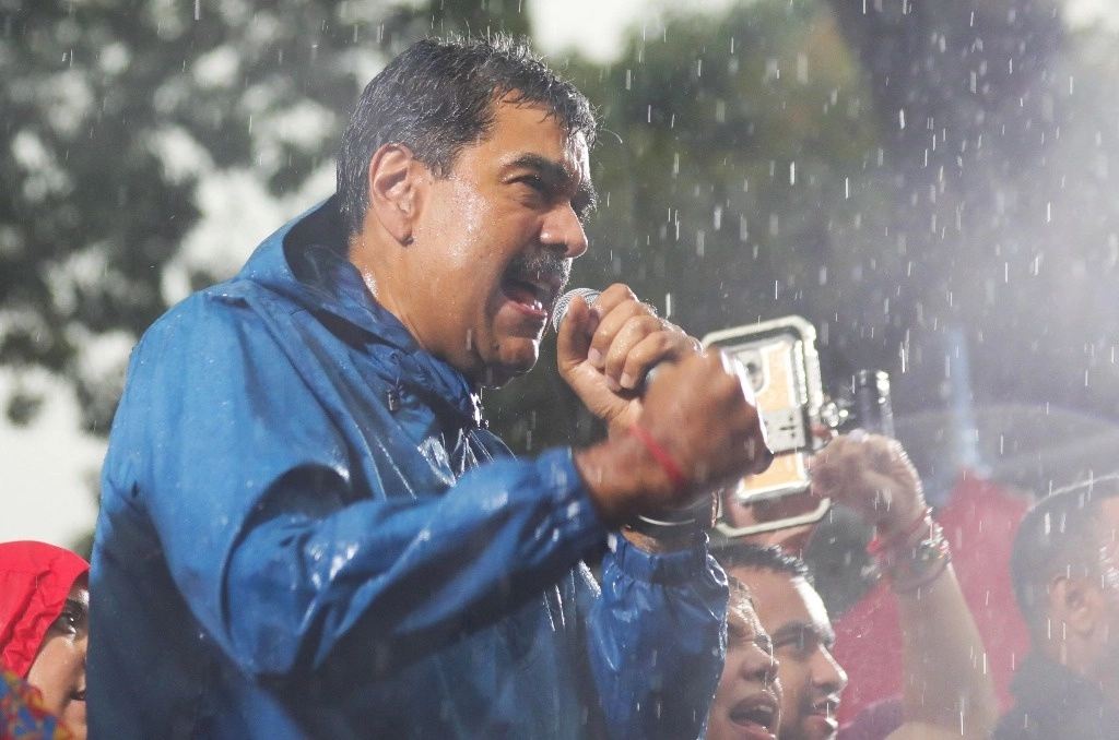 El presidente Nicolás Maduro habló ayer ante jóvenes que llegaron hasta el Palacio de Miraflores a expresarle su respaldo. Foto Afp/Presidencia de Venezuela 