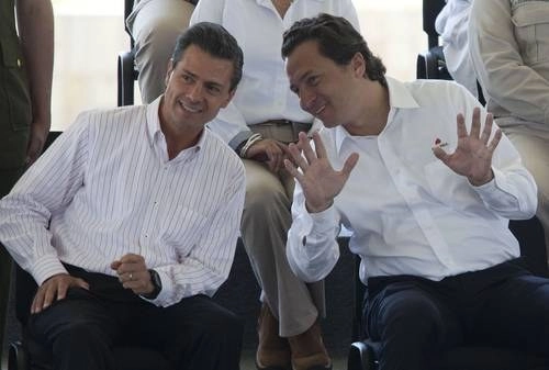 ‘The Wall Street Journal’ publicó que "la oficina del fiscal general tiene evidencia de que la corrupción de Emilio Lozoya (derecha) en la planta de Agronitrogenados (comprada a Altos Hornos) y Odebrecht llega al más alto nivel", dijo, refiriéndose a Peña Nieto, un importante funcionario del actual gobierno. Foto Cristina Rodríguez / Archivo