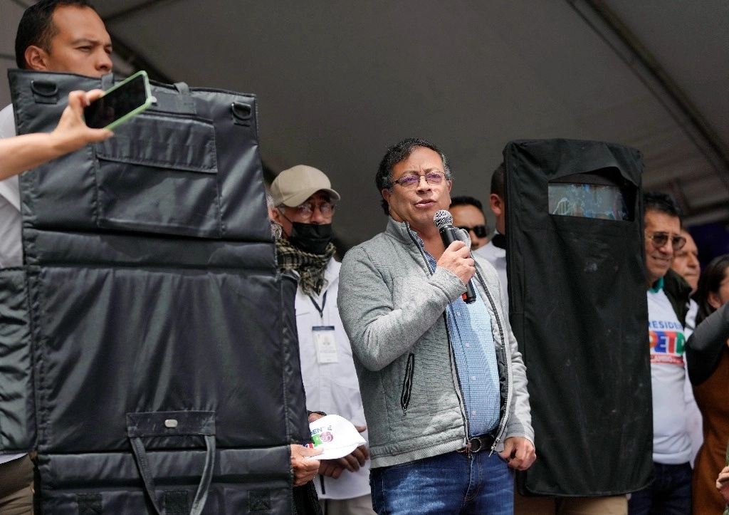 Gustavo Petro se dirige a sus partidarios en su mitin de cierre de campaña en Zipaquirá, Colombia, el 22 de mayo de 2022. Foto Ap