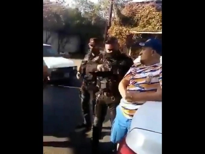 Policías de la Fuerza Civil durante la detención de un joven que se negó a usar cubrebocas. Foto Archivo/ La Jornada