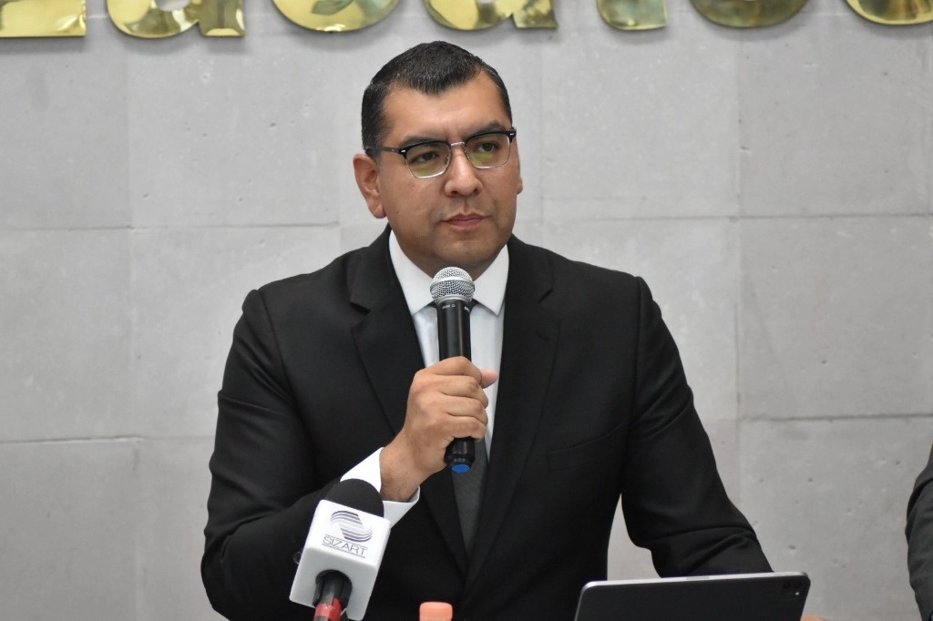 El Fiscal General de Justicia del Estado de Zacatecas, Cristian Paul Camacho Osnaya, en conferencia de prensa con autoridades del INE y el IEEZ. Foto Tomada de X @FiscaliaZac