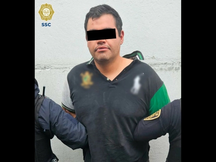 El sujeto que agredía física y verbalmente a una mujer en calles de la colonia Guadalupe Inn, alcaldia Álvaro Obregón, y que ante la intervención policiaca también golpeó a un uniformado, fue detenido el 17 de septiembre de 2023. Foto cortesía SSC-CDMX