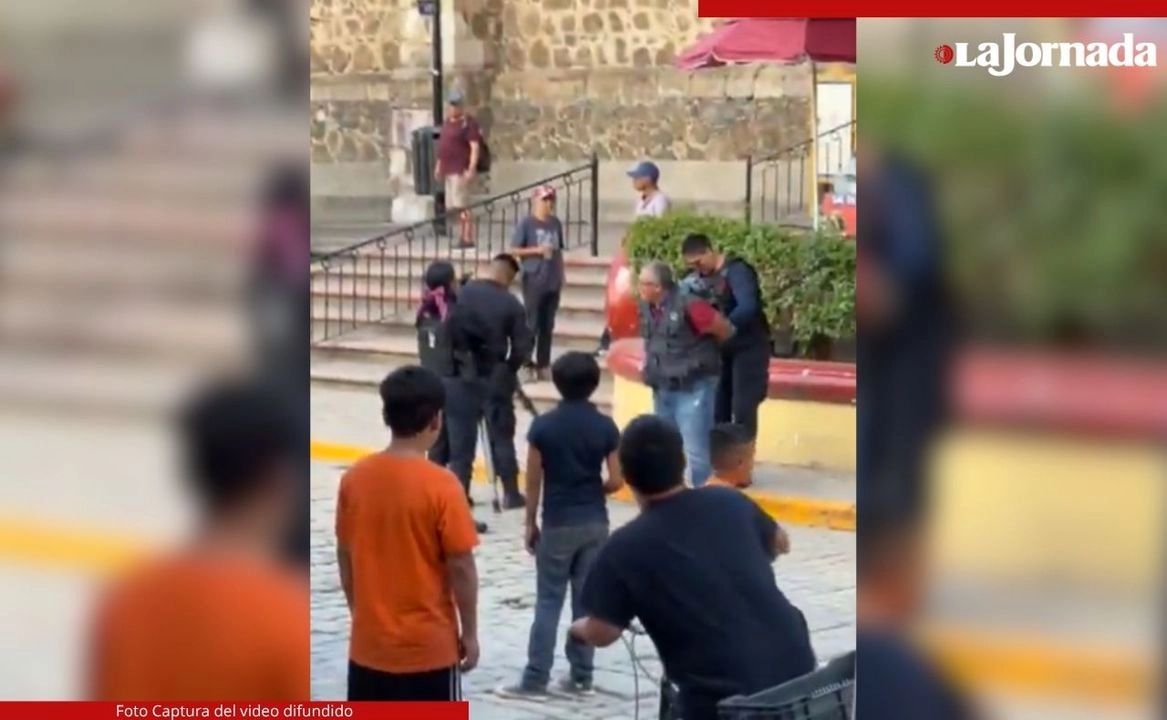 El camarógrafo del medio N+ Guadalajara, Jorge Alberto García Rodríguez fue detenido y golpeado por policías de Tequila, Jalisco, mientras realizaba una cobertura informativa. Foto 