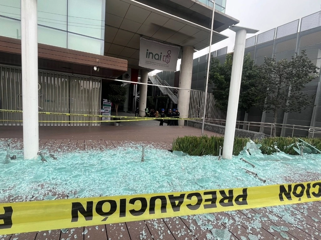 Cristales del INAI que fueron destruidos. Foto Alfredo Domínguez