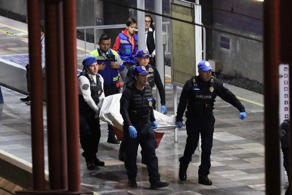 Un hombre de aproximadamente 30 años fue asesinado ayer en los andenes de la estación Tepalcates de la línea A del Metro. Peritos y elementos de la Fiscalia General de Justicia de la Ciudad de México realizaron las investigaciones correspondientes. Foto Cuartoscuro