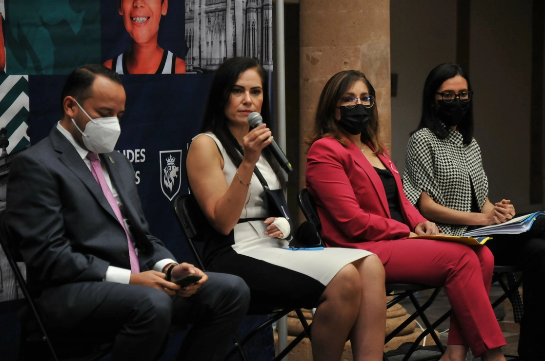 Alejandra Gutiérrez Campos, alcaldesa de León (al micrófono), anunció que la Contraloría investiga el caso. Foto Carlos García
