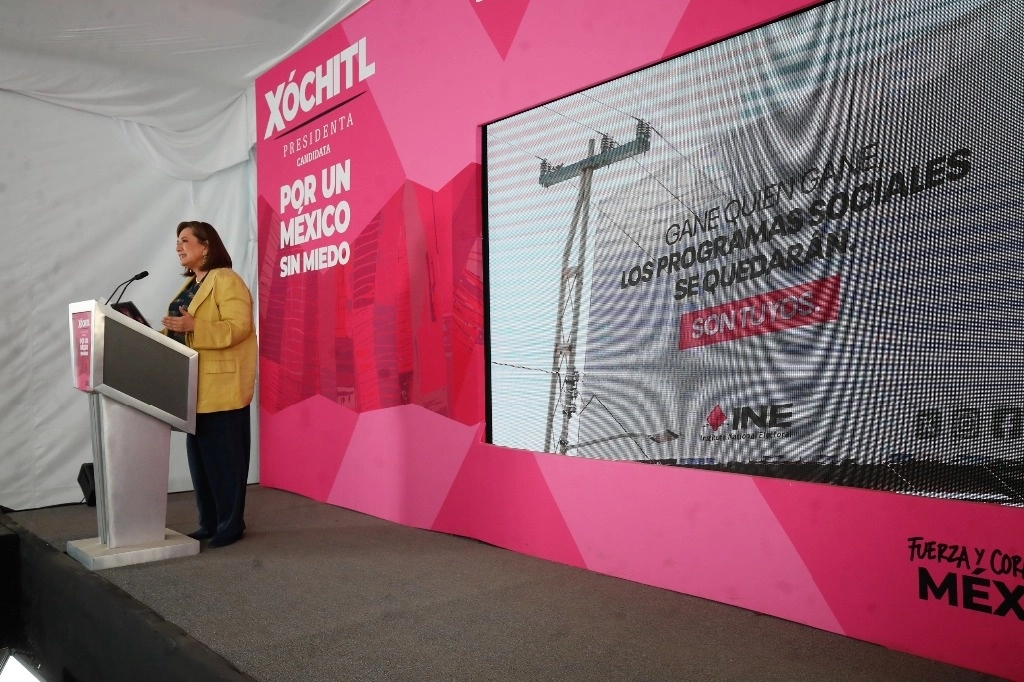 La candidata a la presidencia por la coalición Fuerza y Corazón por México, Xochitl Gálvez, mostró los espectaculares que propondría para que el INE realizara una campaña sobre los programas sociales durante su conferencia del 27 de marzo de 2024. Foto Cristina Rodríguez