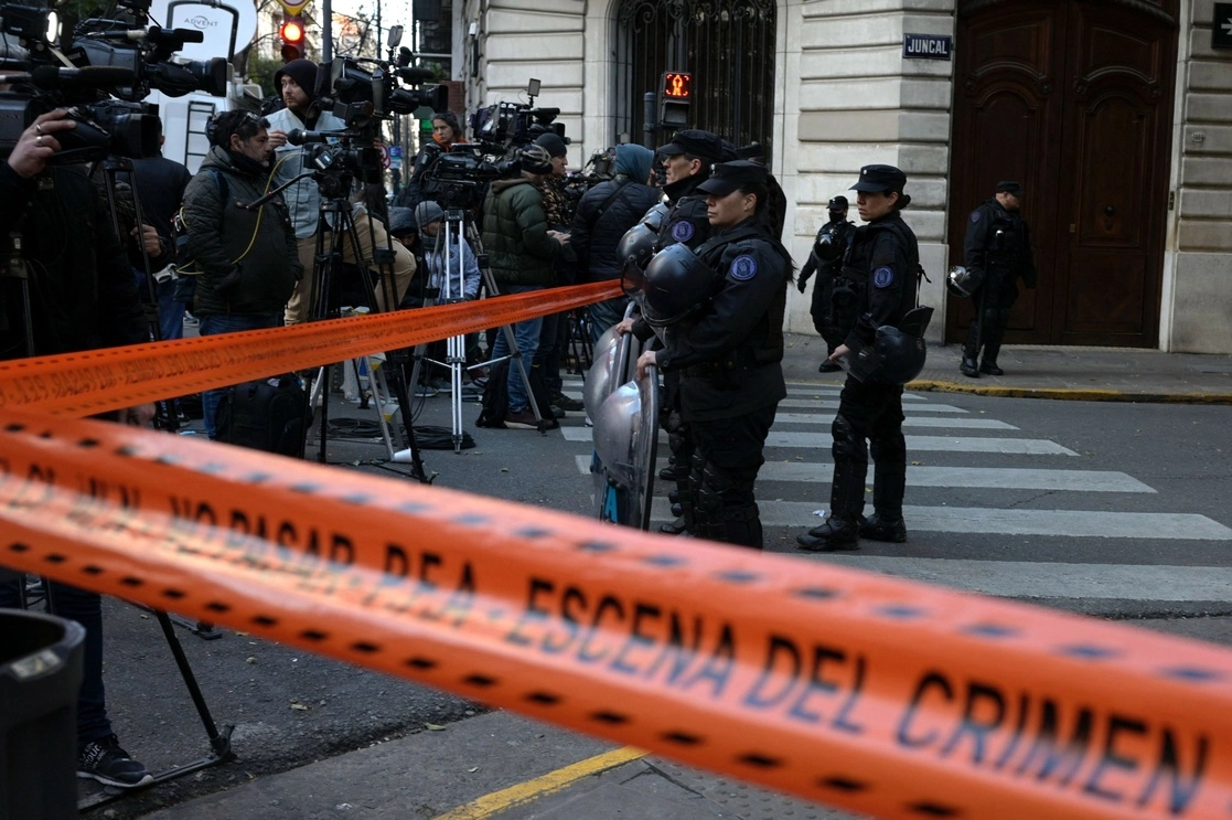 La policía hace guardia frente a la residencia de la vicepresidenta argentina Cristina Fernández de Kirchner en Buenos Aires, el 2 de septiembre de 2022. Foto Afp