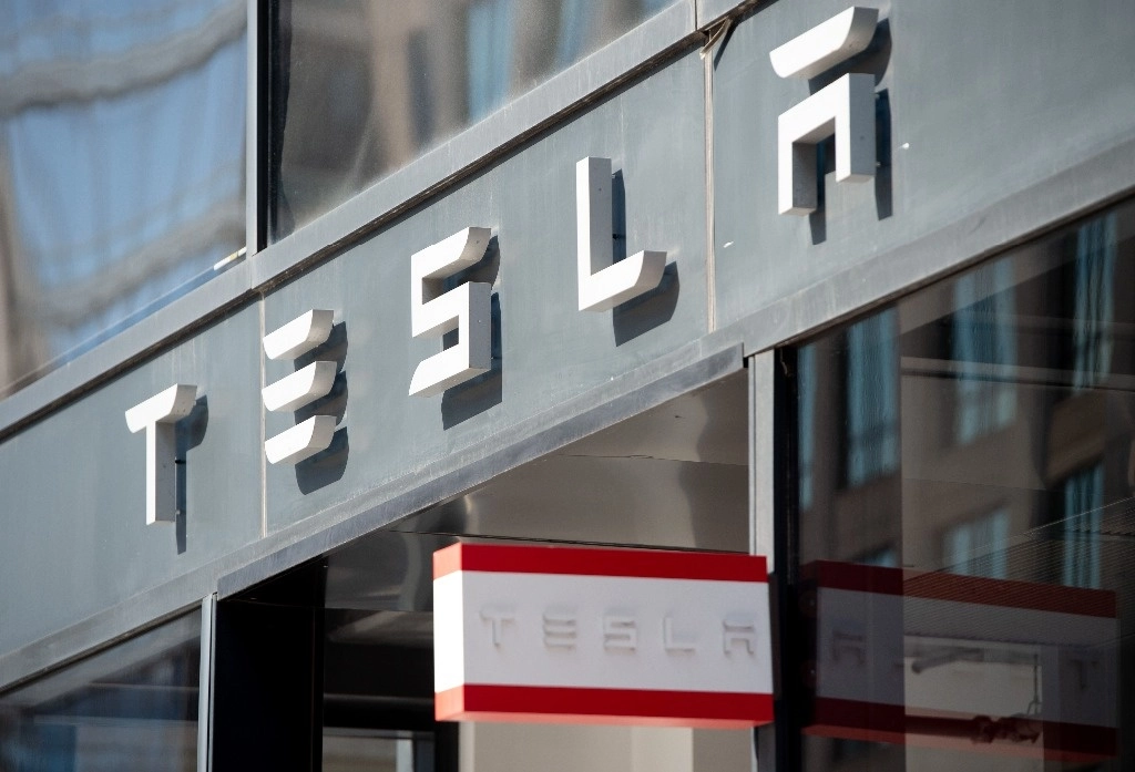 Las fallas en los vehículos Tesla permitiría el contacto de la llanta con el interior del guardabarros. Foto Afp
