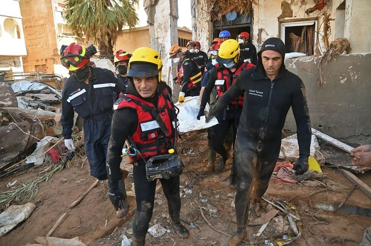 Rescatistas recuperan un cuerpo  en las labores de socorro en la ciudad libia de Derna después de una devastadora inundación. Foto Afp