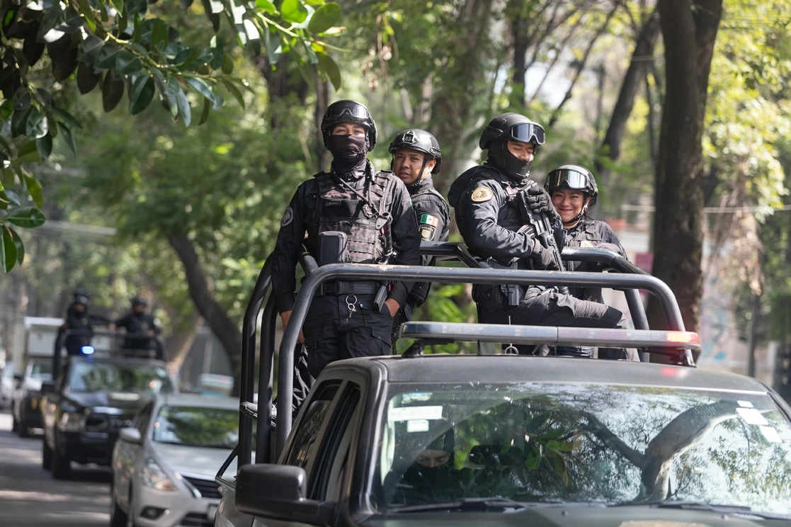 Policías de la Secretaría de Seguridad Ciudadana de la Ciudad de México atendieron el reporte y al encontraban a la joven en el piso sin poder levantarse, solicitaron el apoyo de los cuerpos de emergencia. Foto Pablo Ramos / Archivo
