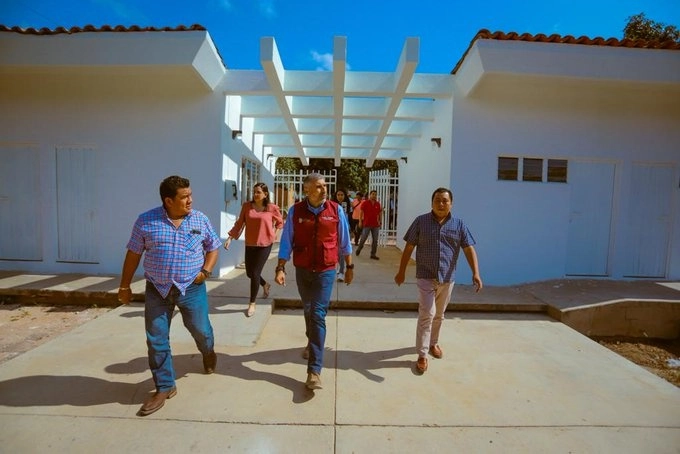 El secretario de Obra Pública en la unidad deportiva de Chiapa de Corzo. Foto La Jornada