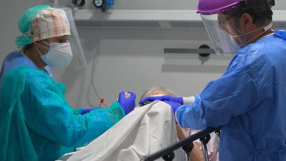 Médicos atienden a una paciente en un hospital de Colima. Foto La Jornada / Archivo