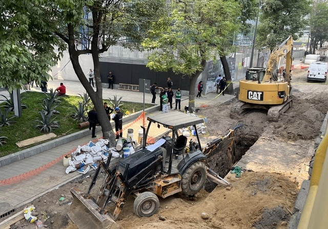Una persona murió luego de un derrumbe en una obras que se realizan en el drenaje en la alcaldía Miguel Hidalgo. Foto Alfredo Domínguez