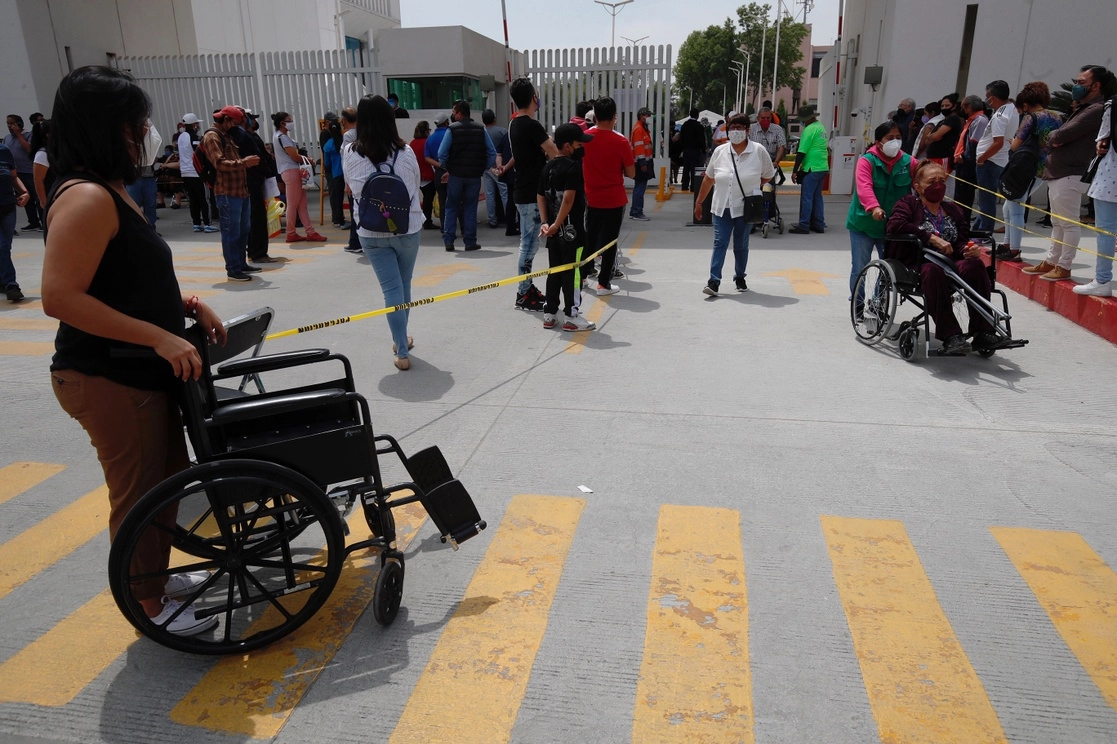 En Coyoacán una mujer aprovechó el momento de la vacunación para alertar sobre violencia doméstica. Foto Cristina Rodríguez/Archivo