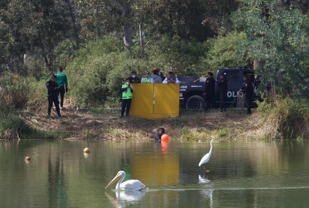 En imagen del 11 de noviembre de 2021, policías capitalinos resguardan la pista de canotaje ante el hallazgo de un cuerpo sin vida. Foto Alfredo Domínguez / Archivo