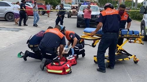 Paramédicos de Protección Civil y bomberos de Puerto Vallarta atendieron a una persona que resultó herida de bala el 18 de julio pasado en el fraccionamiento Fluvial de ese puerto, quien posteriormente falleció. Foto Jesús J. Santos