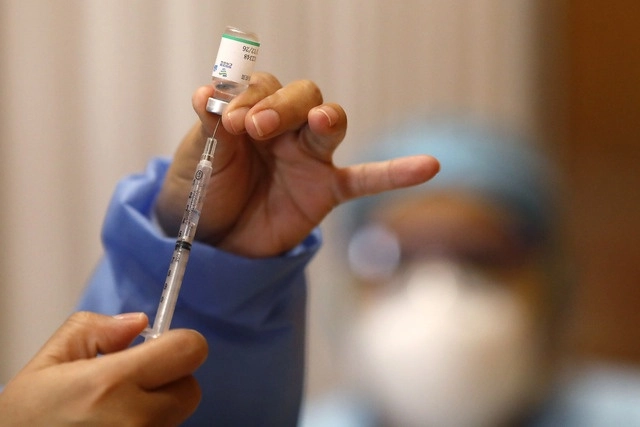 Personal de salud prepara una dosis de la vacuna contra Covid-19 de Sinophar. Foto Xinhua