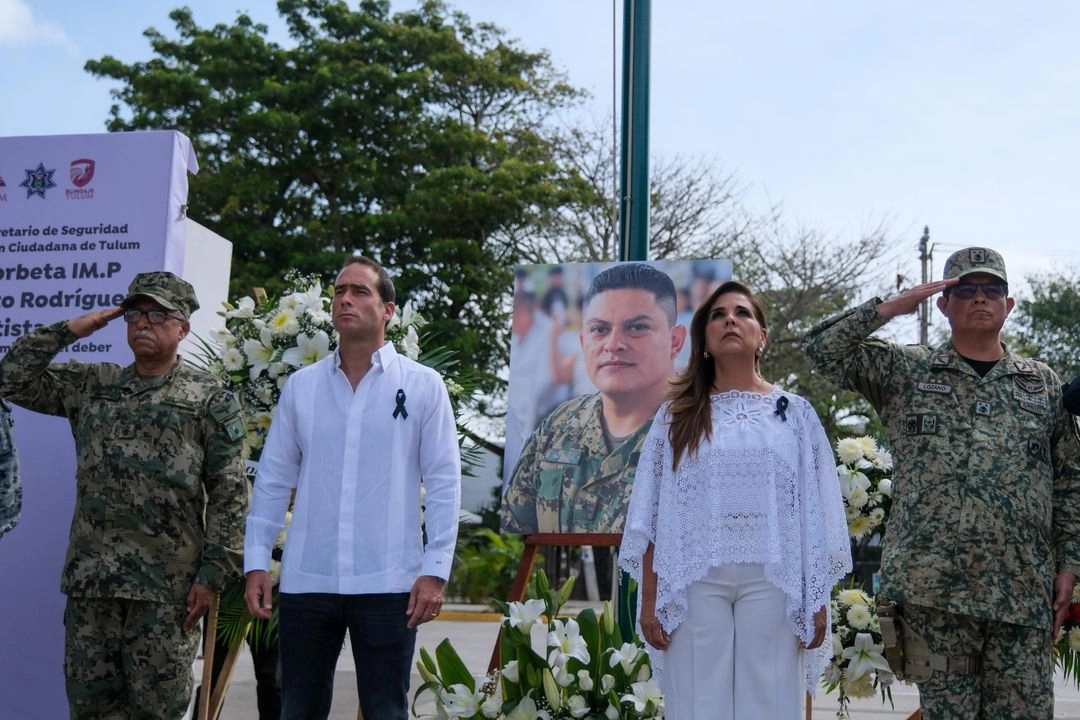 En la explanada de la dependencia de seguridad ciudadana en Tulum, autoridades, amigos y familiares participaron en el último pase de lista del ex secretario José Roberto Rodríguez Bautista, asesinado el viernes pasado. Foto