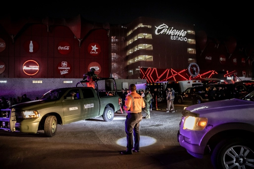 En el partido del viernes entre Xolos y Chivas, un aficionado del equipo fronterizo fue atacado en el estacionamiento del estadio después de sostener una riña en las gradas con seguidores del ‘Rebaño’. Foto Cuartoscuro 