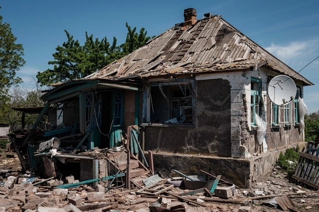 Casa destruida en el este de Ucrania, tras combates entre tropas locales y rusas. Foto Afp 