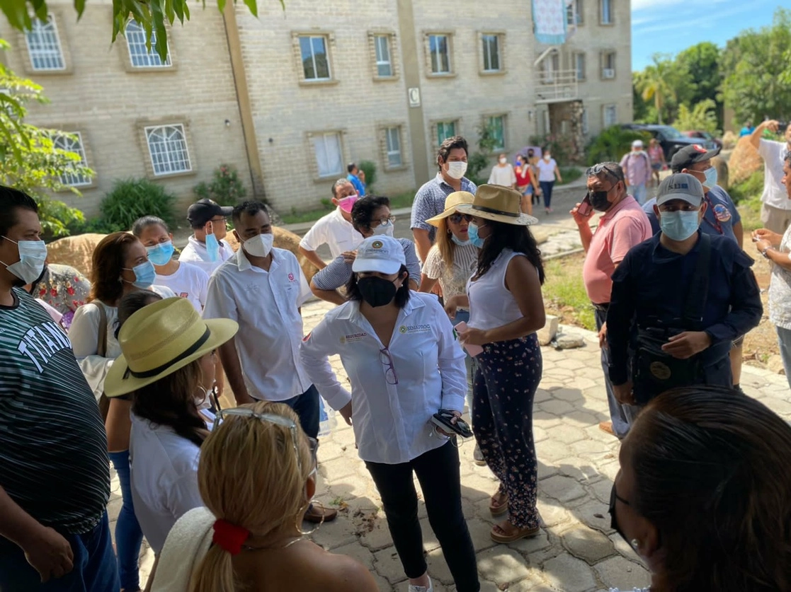 La funcionaria durante su visita al fraccionamiento Cantaluna. Foto @laualzua