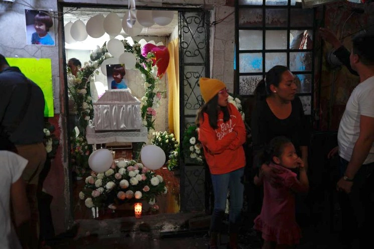 Familiares y vecinos de Fátima, la niña asesinada en Tulyehualco, asisten a su funeral y exigen justicia. Foto Alfredo Domínguez