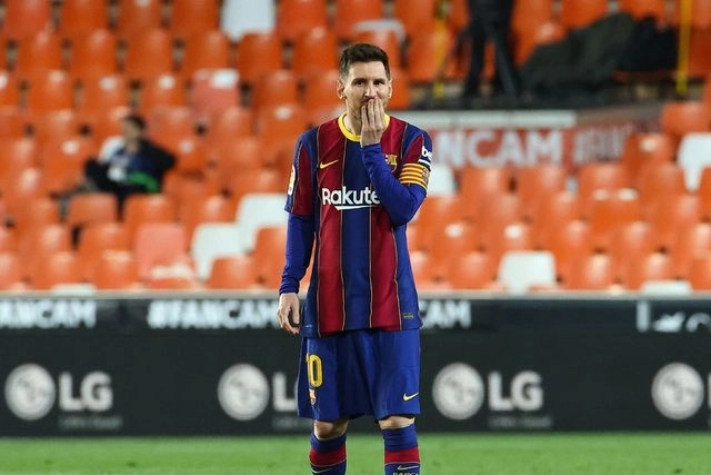 En las imágenes publicadas por los medios se puede ver a jugadores como Sergi Roberto o el joven Pedri saliendo de la casa de Messi y también se les oye corear gritos de "campeones, campeones". Foto Afp / Archivo