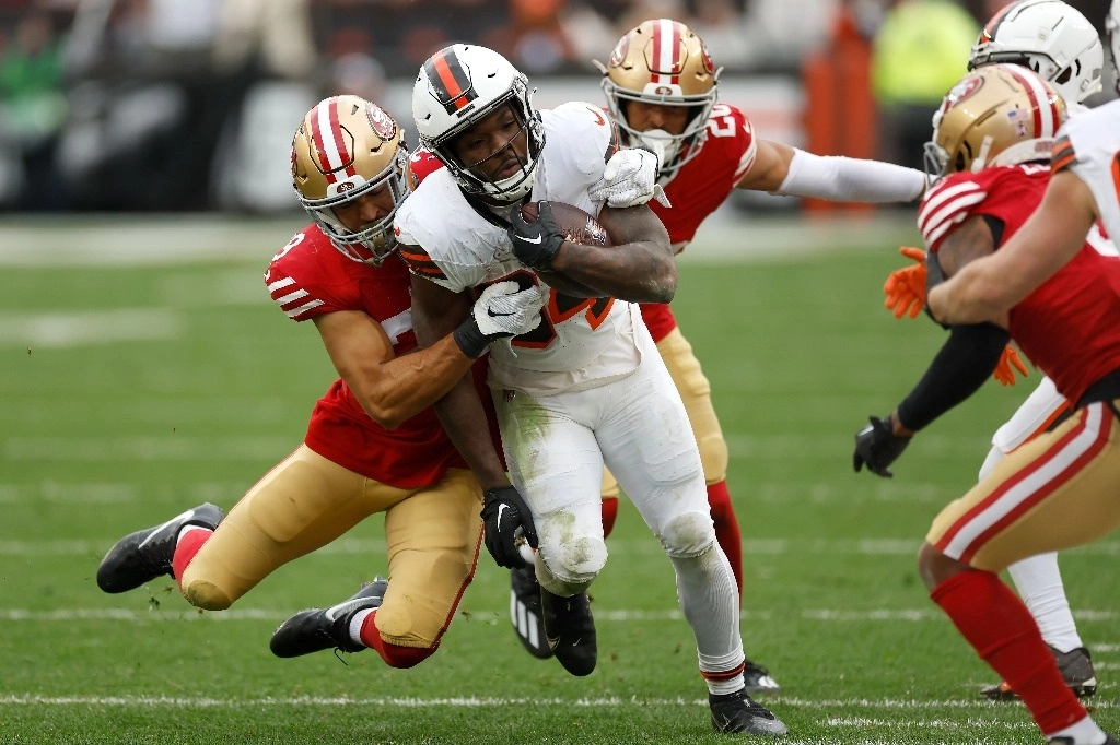 El corredor de los Cleveland Browns, Jerome Ford, en el centro, es tacleado por el safety de los San Francisco 49ers. Foto Ap