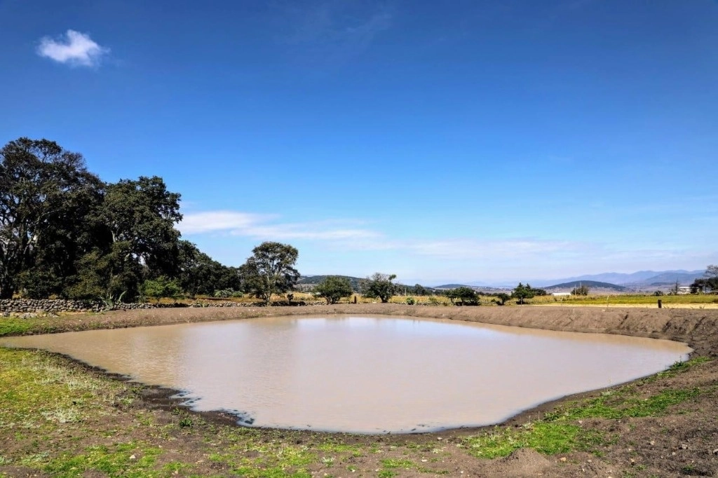 Autoridades de Edomex realizan obras para la captación de agua de lluvia que sirva para riego agrícola. Foto La Jornada