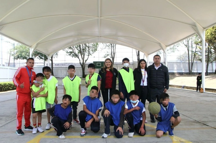 La alcaldesa, Alfa González entregó una lonaria para la cancha de basquetbol de la Escuela Primaria Prof. Maximiliano Molina Fuente, en San Miguel Topilejo.Foto cortesía alcaldía Tlalpan 