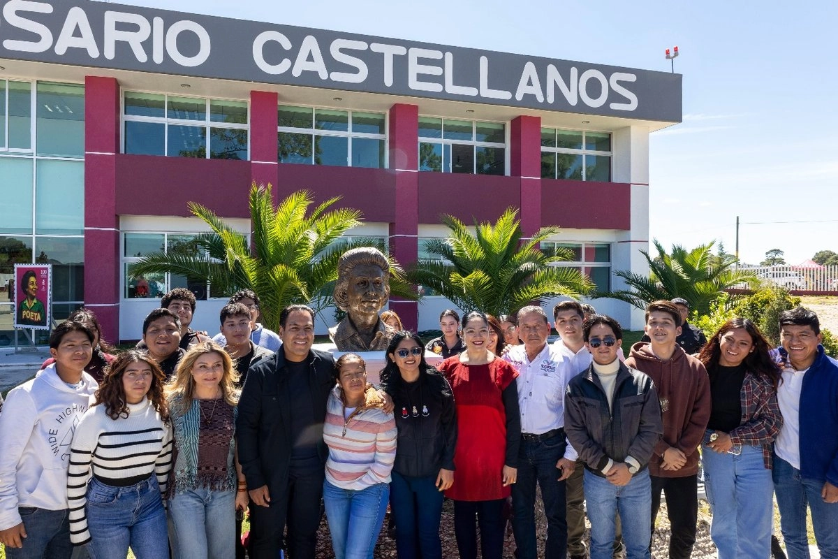 El gobernador de Chiapas, Eduardo Ramírez junto a estudiantes luego de dar el banderazo de inicio de construcción de más aulas, auditorio y cancha techada en la Universidad Rosario Castellanos, de Comitán, Chiapas. Foto.