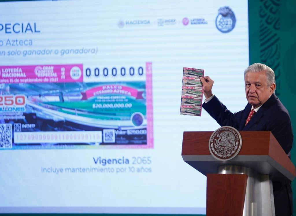 Durante su conferencia matutina del 14 de septiembre de 2021, el presidente Andrés Manuel López Obrador invita a la compra de boletos de lotería para el sorteo del 15 de septiembre. Foto Guillermo Sologuren