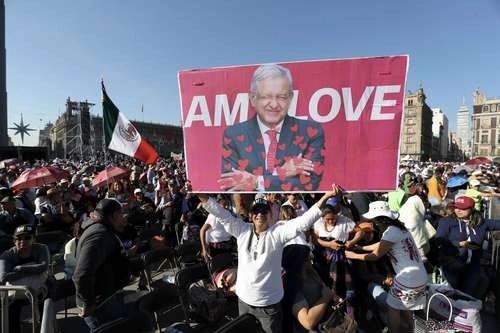 Simpatizantes del presidente Andrés Manuel López Obrador en el Zócalo capitalino, en 2019. Foto Luis Castillo