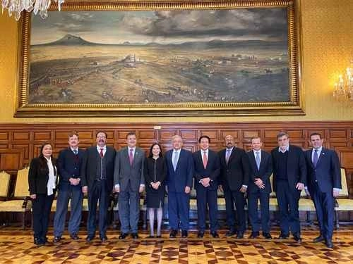 El presidente Andrés Manuel López Obrador se reunió por primera vez con todos los coordinadores en la Cámara de Diputados. Foto Presidencia