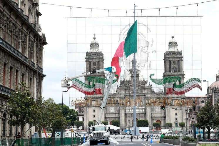“Es una ceremonia que se puede ver por televisión o se puede escuchar por radio, podemos participar desde nuestros domicilios con la distancia correspondiente sin acercarnos mucho para recordar esta gesta histórica”, señaló el presidente Andrés Manuel López Obrador. Foto María Luisa Severiano
