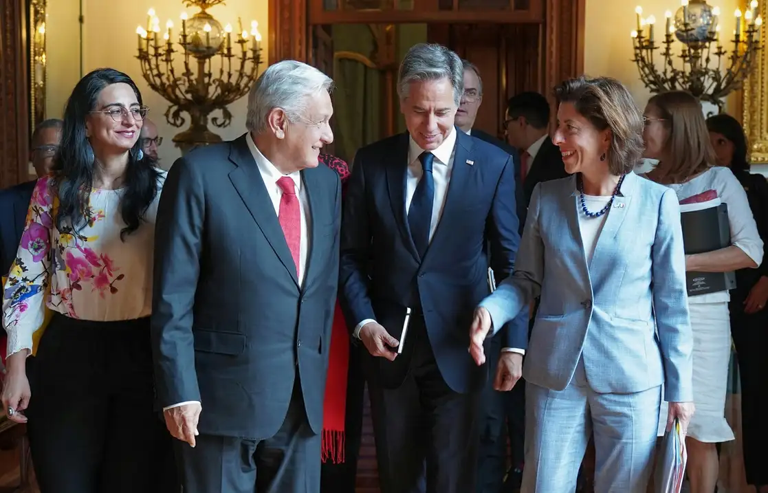 El presidente Andrés Manuel López Obrador con Antony Blinken y Gina Raimondo, secretario de Estado y secretaria de Comercio de EU, respectivamente. Foto: Twitter @lopezobrador_ 
